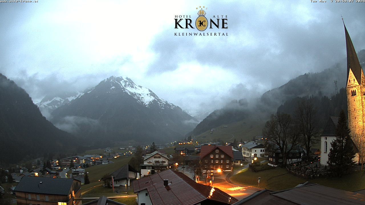 Hotel Alte Kronne in Baad (Kleinwalsertal), Blick auf Talschluss, Bärenkopf (Vordergrung) und Widderstein (dahinter)
